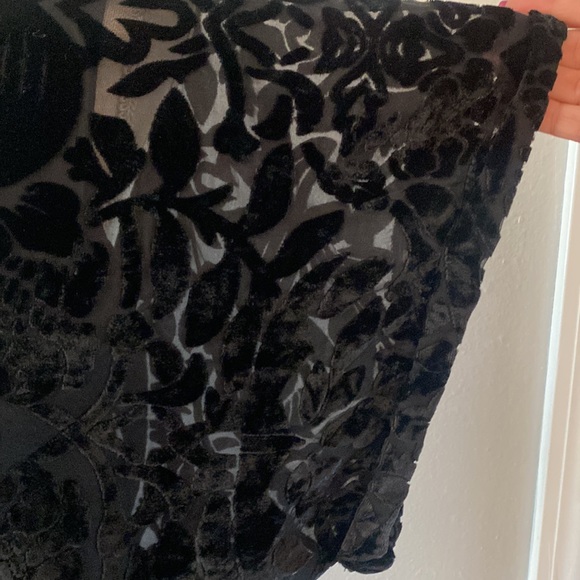 Joseph A Velvet Burnout Style Short Sleeve Top - Picture 3 of 8